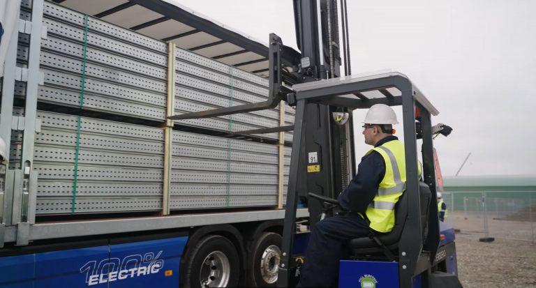 Emissiloos laden en lossen ECL Kabelladders lossen met een elektrische kooiaap