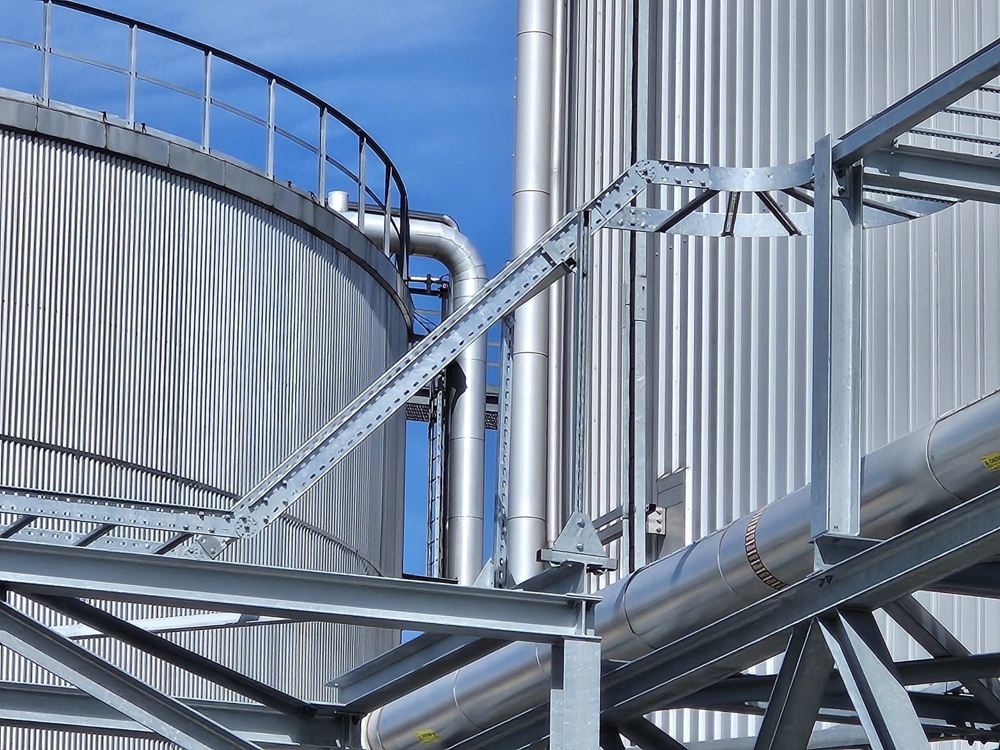 Tankopslag JPB Logistics Eurostrut kabelladder gemonteerd bij chemische fabriek